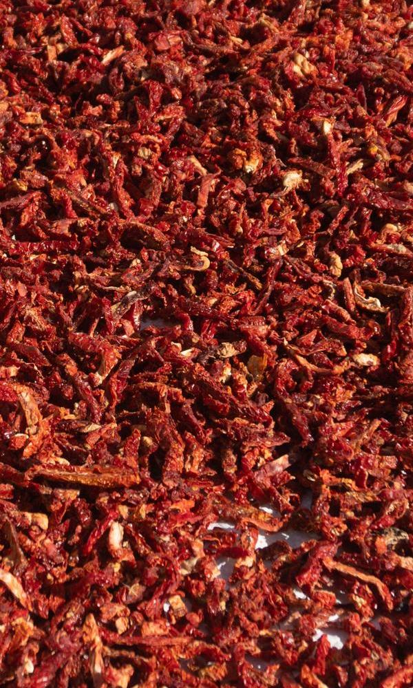 GÜNEŞTE KURUTULMUŞ TUZLU DOMATES ŞERİT KESİM